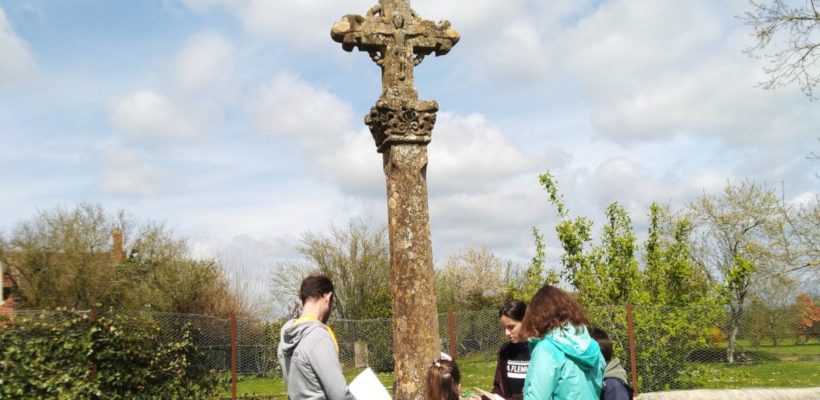 les participants cherche des indicess aux abords d'une croix à Chassy