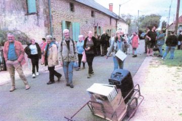 groupe de personnes visitant le village de Dejointes