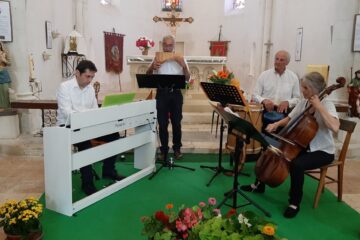 Musiciens devant le choeur d'une église